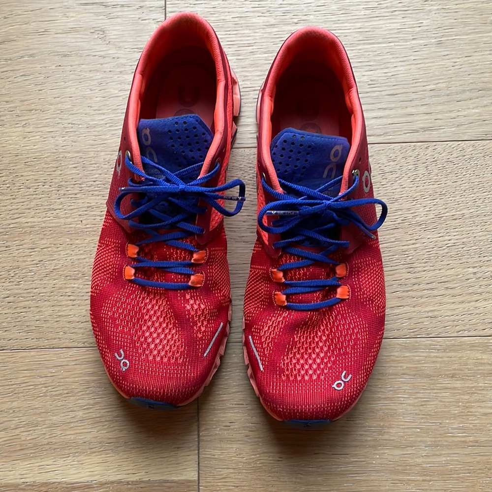 On running cloud sneakers